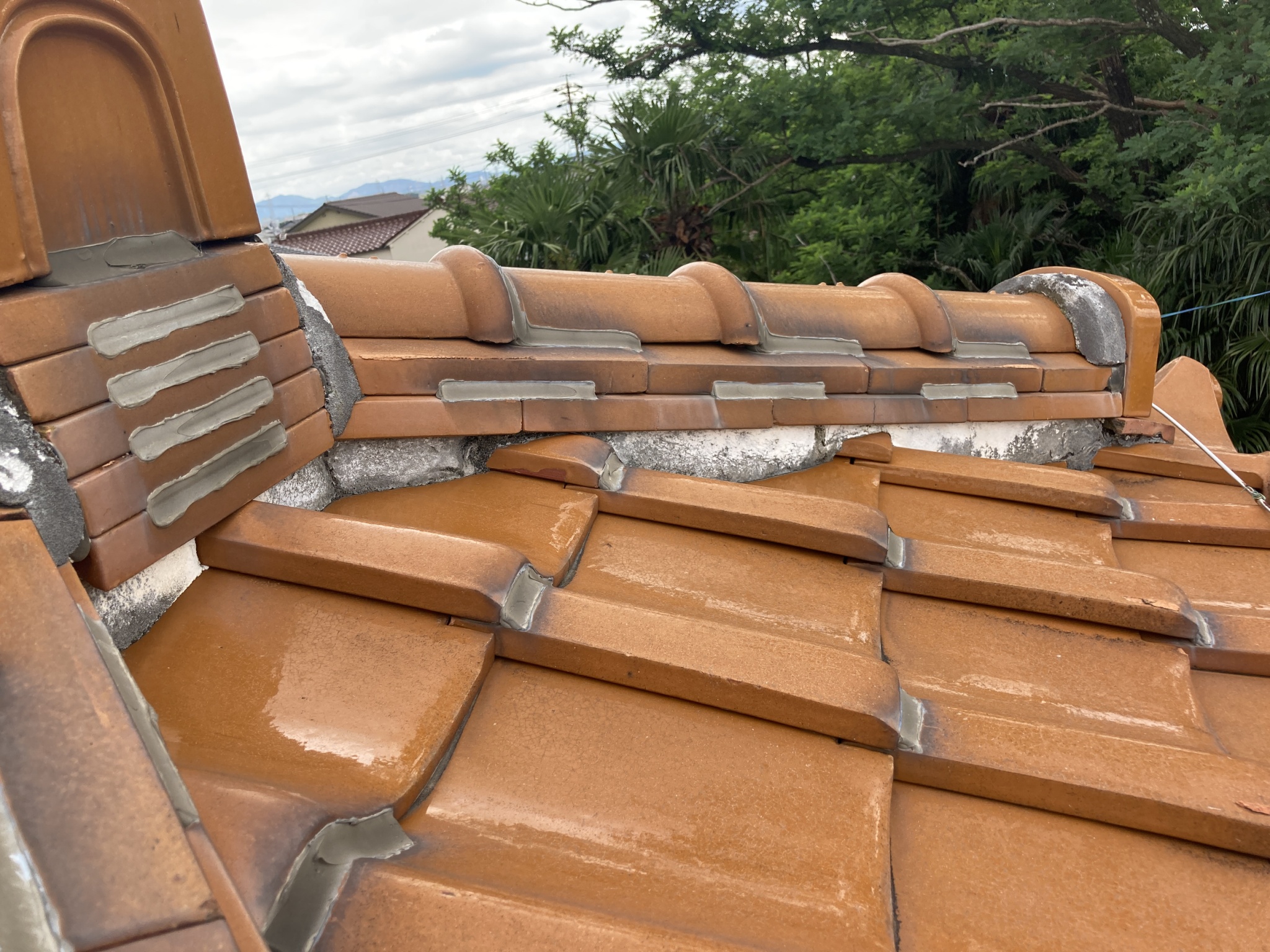 棟に漆喰が詰められている